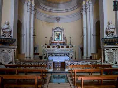 Sull�altare � esposto un dipinto di Madonna con bambino